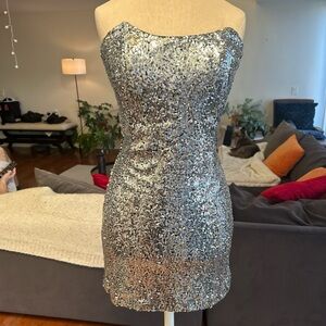 Lulu’s Silver Sequin Dress M. EUC